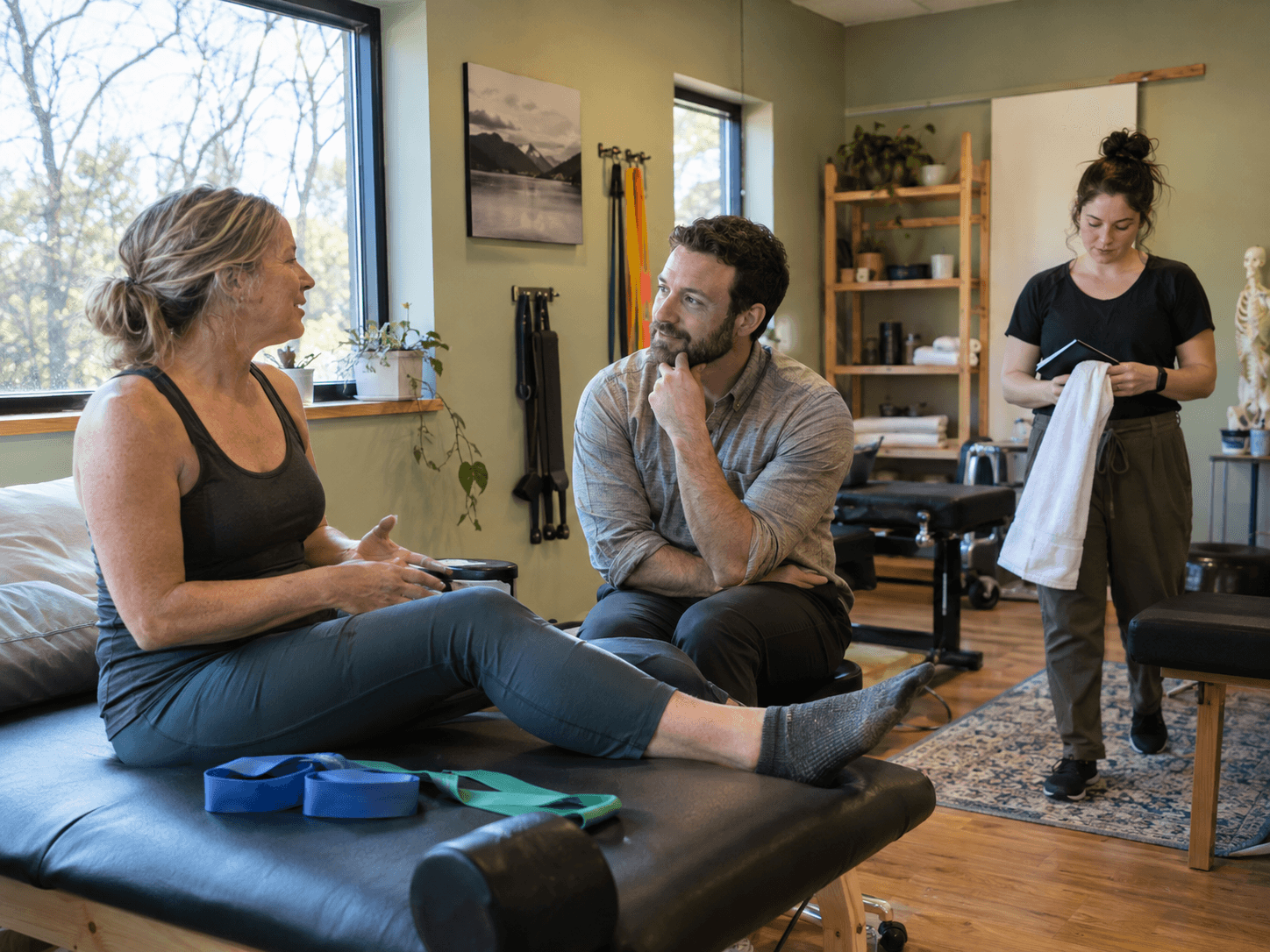 Profesionales de fisioterapia atendiendo a una paciente y compartiendo decisiones