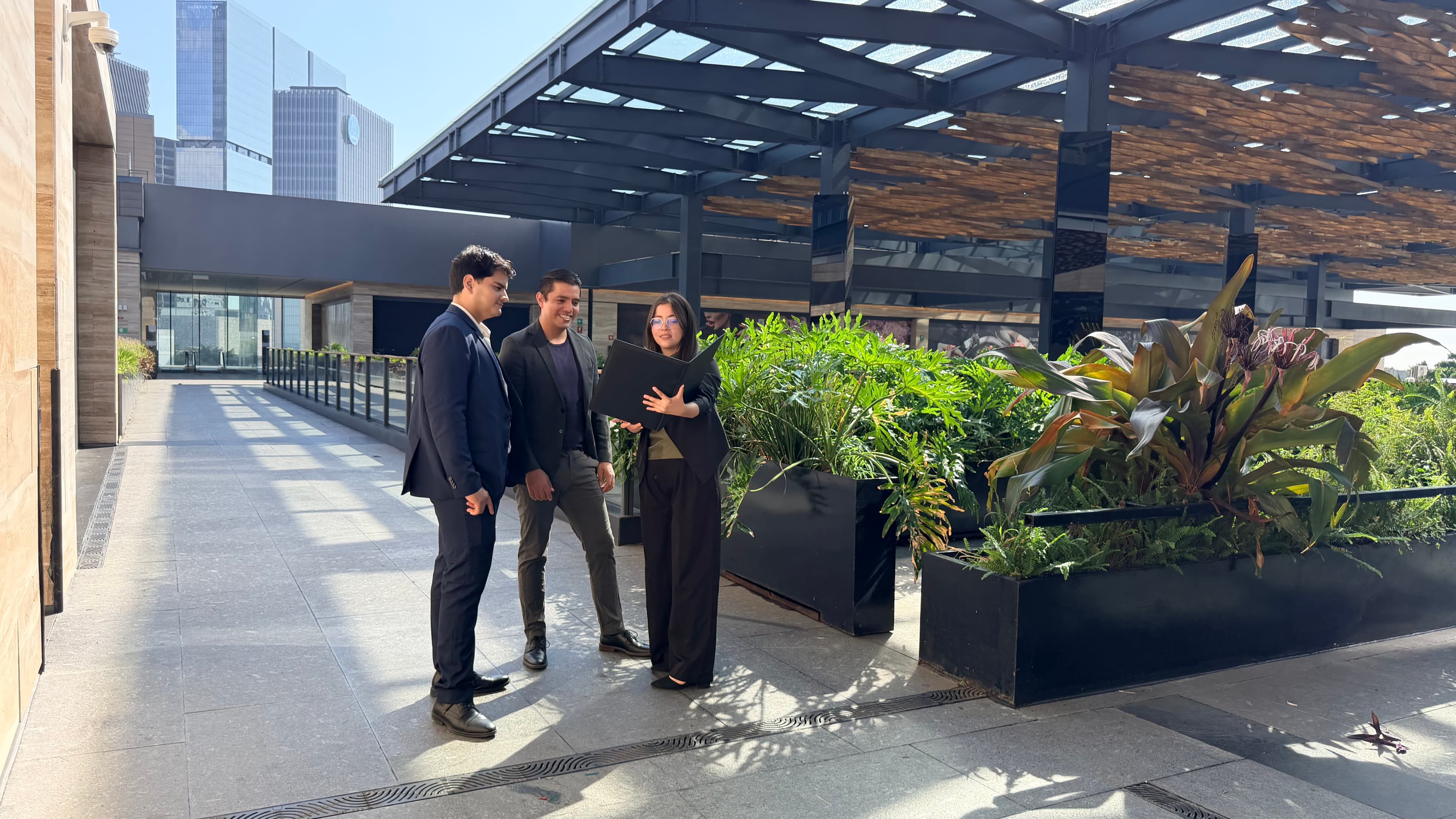 Equipo Nurova revisando una propuesta juntos